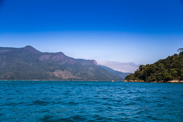 Fototapeta premium montanhas do Mar Paraty 