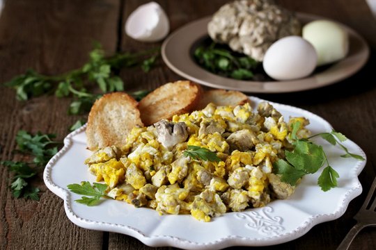 Scrambled eggs with brains of a cow, calf or sheep.The recipe for a dish with brains. Brains are pre-washed and boiled in brine with spices. Spanish cuisine sounds like "huevos revueltos con sesos". 