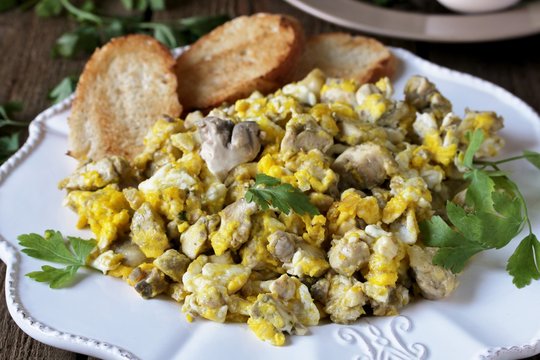 Scrambled eggs with brains of a cow, calf or sheep.The recipe for a dish with brains. Brains are pre-washed and boiled in brine with spices. Spanish cuisine sounds like "huevos revueltos con sesos". 