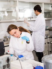 Obraz premium Female scientist taking notes in test chart