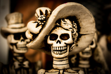 Figuras de catrina y catrin o Calavera Garbancera, con vestuario mexicano, es una representación...