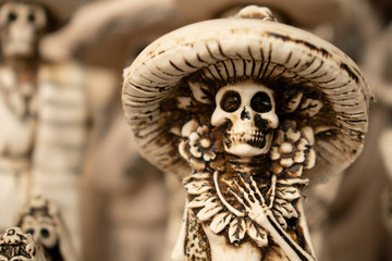 Figuras de catrina y catrin o Calavera Garbancera, con vestuario mexicano, es una representación de la muerte e ícono de la cultura mexicana, durante las festividades del día de muertos