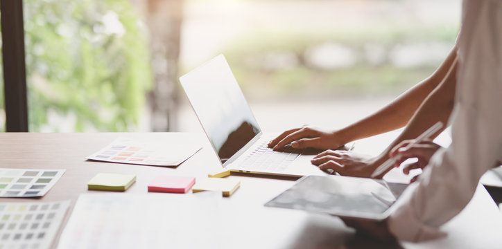 UI designer picking up the idea about the UX application development