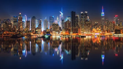 Ingelijste posters Panoramisch zicht op Manhattan bij nacht, New York, USA © sborisov