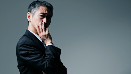 考える中高年男性