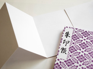 御朱印帳に押されたご朱印を見て旅行を思い出す