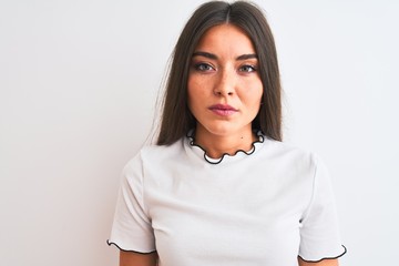Obraz premium Young beautiful woman wearing casual t-shirt standing over isolated white background with a confident expression on smart face thinking serious