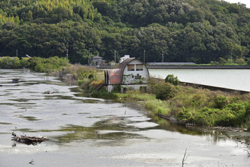 日本の岡山県瀬戸内市の牛窓の水没したペンション群の廃虚