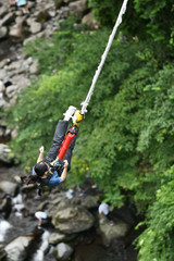 バンジージャンプをする女性