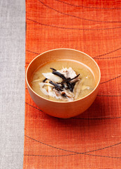 和食　ヒジキと豚肉、牛蒡の味噌汁