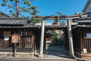 Fototapeta na wymiar 京都、幸神社の鳥居と正面から見える境内の風景