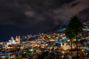 Obraz premium Taxco Guerrero de noche, mostrando las luces de la ciudad