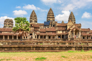 Fototapeta premium Awesome side view of ancient temple complex Angkor Wat, Cambodia