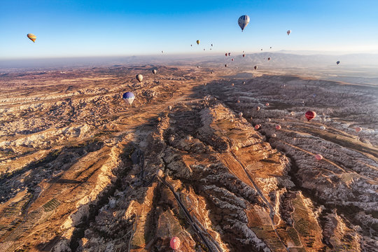 トルコ・気球飛び交う夏の朝のカッパドキアの風景
