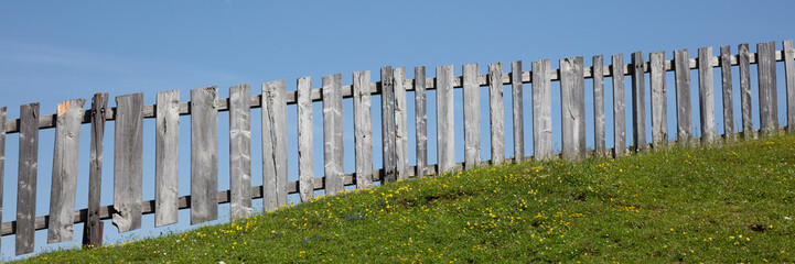 Holzzaun im Gebirge, Alpen, Tirol, Österreich, Europa