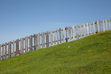 Hügel mit Zaun, Tirol, Österreich