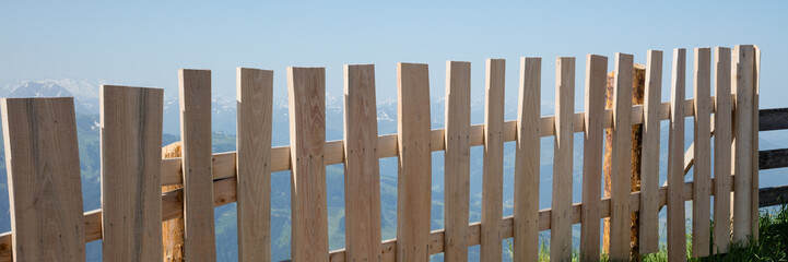 Holzzaun im Gebirge, Alpen, Tirol, Österreich, Europa