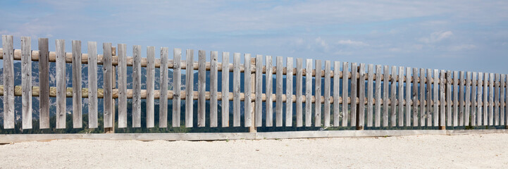 Holzzaun im Gebirge, Alpen, Tirol, Österreich, Europa