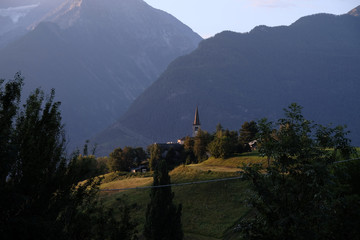 Chiesa di montagna in estate fra gli alberi