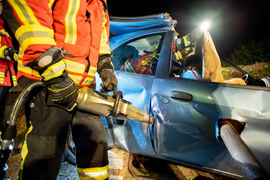 Nacht&uuml;bung der freiwilligen Feuerwehr, Verkehrsunfall,Zugang mit hydraulischem Rettungs Spreizer