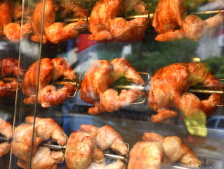 Spieße mit köstlichen Hähnchen in einem Grill