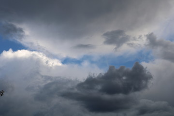 CIELO CON NUBES QUE ANUNCIAN LA TORMENTA
