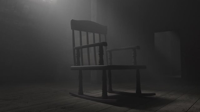 Animation alter Schaukelstuhl bewegt sich auf dem Dachboden hin und her, erhellt vom Lichtschein. Konzept Alter und Vergangenheit.