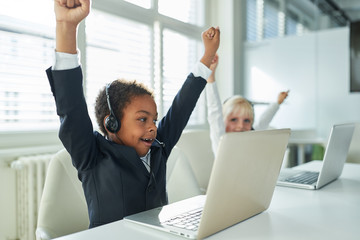 Kinder als Business Kollegen am Laptop