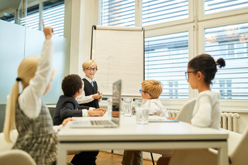 Kinder als Geschäftsleute im Consulting Workshop