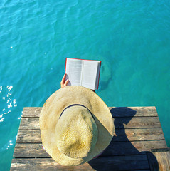 am Steg sitzen und lesen