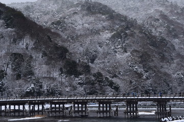 冬をまとった渡月橋