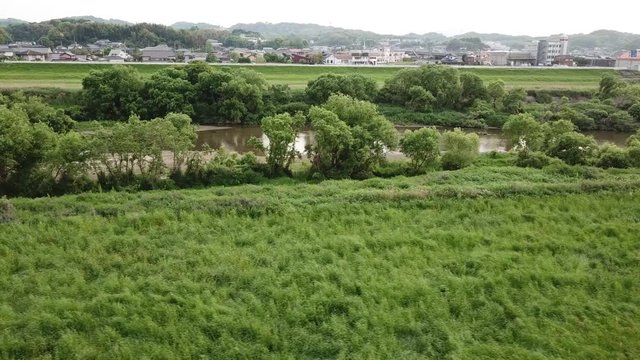 川に沿って上流に移動 河川敷 空撮 左にトラック 低空 v12_265(DJI_0206)