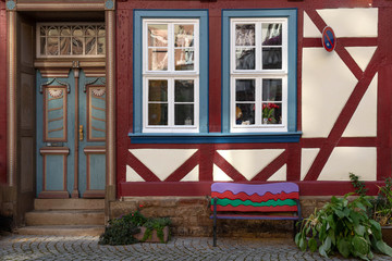 Alte Fassade eines Fachwerkhauses mit Tür und Fenstern