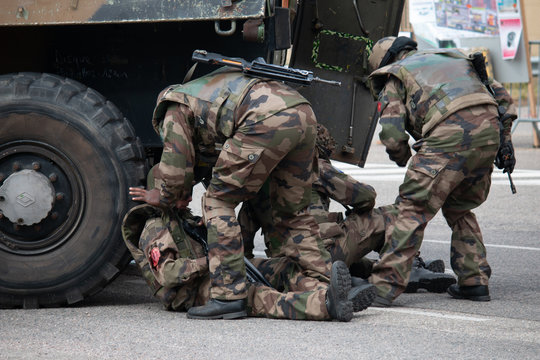 deux solats aident un soldat bless&eacute; (exercice)