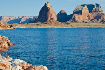 The wide open bay area in the lake powell canyon under the sun. 