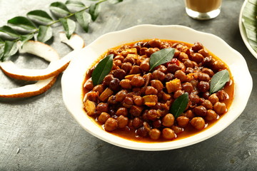 Delicious and spicy vegetable curry made of chickpea.