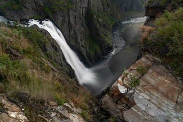Fototapeta na wymiar Wasserfall Langzeitbelichtung mit Felsen