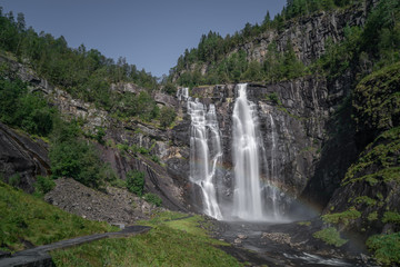 Wasserfall Langzeitbelichtung mit Regenbogen