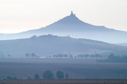 Hasenburg in B&ouml;hmen im Morgendunst