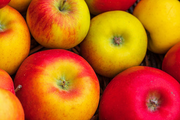Nahaufnahme von Äpfeln auf dem Wochenmarkt