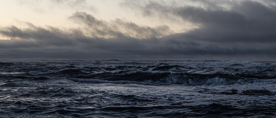 Obraz premium vagues et nuages aux canaries
