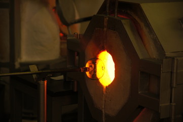 吹きガラスを窯に入れている場面