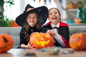 kids with carving pumpkin