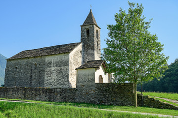 Fototapeta premium Kirche San Pietro, Motto-Blenio, Tessin, Schweiz