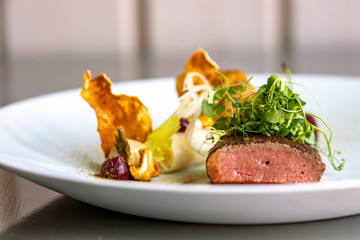 Lecker zubereitetes Rindfleisch mit Pilzen