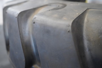 opona do traktora na sali fitness - crossfit © MAREK