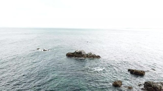 海の中の岩を通過 志賀島 曇天 空撮 トラックアップ ドリーイン パンダウン 前進 鳥瞰 v09_276(DJI_0119_1)