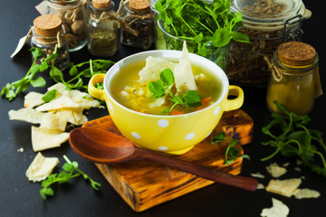 Fresh split pea soup with crackers and herbs