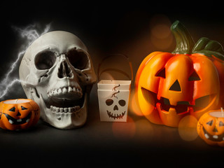 Ozdoby halloween, czaszka, dynia, świeczki, kubeczek na cukierki. © PhotoHunter