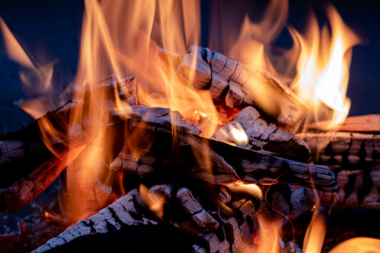 Kleines Feuer in einer Feuerschale